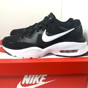 New Women’s NIKE Air Max Fusion size 9.5
